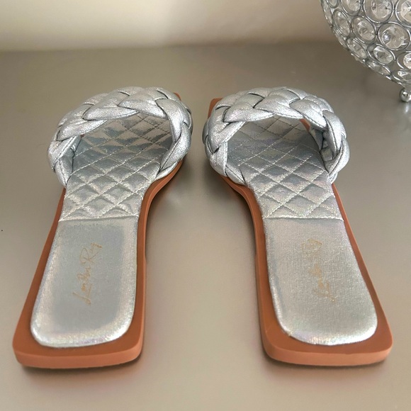 Women’s Slides - Picture 3 of 5